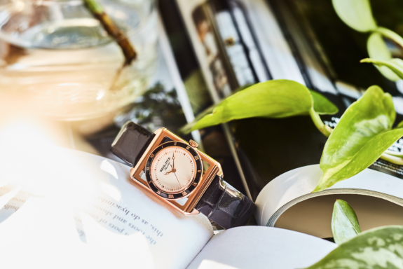 นาฬิกาผู้หญิง The Letter 3 เข็ม ระบบควอตซ์ สายหนัง ขนาดตัวเรือน 28 มม. (W06-03266-002)